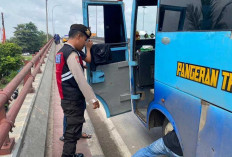 Bikin Adem! Momen Polisi Sat Samapta Polrestabes Palembang Bantu Evakuasi Bus Mogok di Atas Jembatan