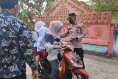 Cegah Penyakit Akibat Kabut Asap, Polsek Sanga Desa Bagi-Bagi Masker ke Pelajar