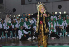 Gokil! Puluhan Lansia di Lahat Lenggak-lenggok di Atas Catwalk Bak Model Profesional Pakai Busana Adat