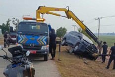 Mobil Dinas Kepala Dinas PPPAPPKB Ogan Ilir Ringsek Usai Hantam Tiang Lampu Jalan di Tanjung Senai