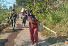 Definisi Wanita Tangguh! Aksi Nyata Ibu Warni Bantu Satgas TMMD 129 Cor Jalan di Desa Cukil