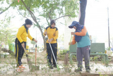 Jajaran Polwan Polda Sumsel Kompak Gelar Aksi Bersih Lingkungan di Kolam Retensi dan Flyover