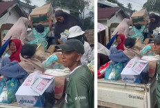 Polri Turun Tangan! Aipda Hendri Terjang Sisa Banjir Bandang Demi Antar Sembako ke Warga Gurun Laweh