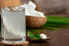 Minum Air Kelapa Saat Berbuka? Ini 6 Manfaat yang Bikin Tubuh Segar dan Sehat!