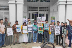 Aksi Mahasiswa Warnai Sidang Gugatan 25 Media di Palembang, Serukan Tolak Pembungkaman Pers