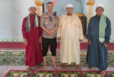 Pererat Silaturahmi, Kapolsek Plakat Tinggi Sambangi Tokoh Agama Desa Sialang Agung