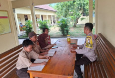 Wujudkan Polisi Sahabat Anak, Bhabinkamtibmas Polsek Plakat Tinggi Ajak Siswa SD Berdialog