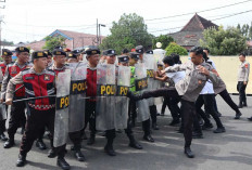 Mapolres Lahat Mendadak Ramai, Personel Bersenjata Lengkap Lakukan Simulasi Pengendalian Massa