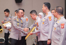 Kapolda Sumsel Irjen Pol Sandi Nugroho Serahkan Penghargaan WBK dan Pelayanan Publik Prima ke 11 Satker