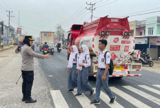 Bikin Salut! Kapolres Ogan Ilir Turun ke Jalan, Pastikan Pelajar Aman Menyeberang