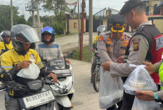 Senyum Bahagia Driver Ojol di Martapura Saat Disapa Langsung Kapolres OKU Timur Sambil Berbagi Takjil