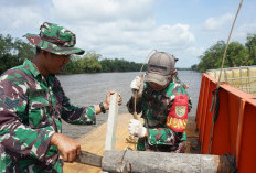 Satgas Kodim 0402/OKI Percepat Pembangunan Jembatan Gantung Desa Kuala Dua Belas