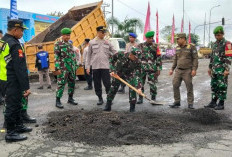 TNI - Polri Tambal Jalan Rusak di Exit Tol Kayuagung