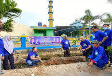 Gerakan Langit Biru Sambut HUT ke-25 Demokrat, DPC Palembang Bersihkan Drainase dan Tanam Pohon