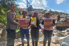 Blusukan ke Kampung Pemulung TPA Sukawinatan, Kapolsek Kompol Alex Andriyan Kejutkan Ratusan Pekerja