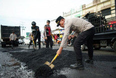 Polres OKI Bersih-Bersih Lingkungan dan Tambal Jalan Kota Kayuagung