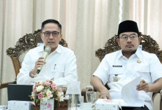 Ratu Dewa–Prima Salam Bagikan Kain Kafan Saat Evaluasi Akhir Tahun: Simbol Pengingat Tanggung Jawab Kepala OPD