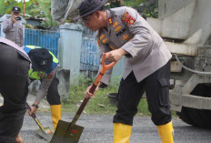 Respon Cepat! AKBP Adik Listiyono Pimpin Langsung Penambalan Jalan Rusak di OKU Timur