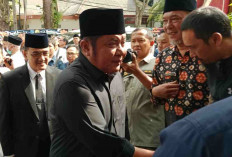 Datang Berbusana Hitam, Herman Deru Sampaikan Doa dan Duka untuk Alex Noerdin