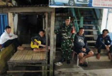 Waspada Luapan Sungai! Babinsa Koramil 405-03 Kikim Siaga di Gunung Kembang Pantau Debit Air yang Terus Naik