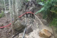 Terjang Lumpur dan Material Longsor, Polisi di Bener Meriah Bahu-membahu Buka Akses Jalan yang Terputus