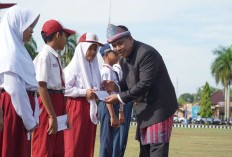 Momen Haru Hardiknas di OKI: Pemkab Salurkan Bantuan Pendidikan untuk Siswa Kurang Mampu dari PAUD hingga SMP