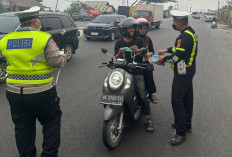 Kepungan Asap Karhutla Ogan Ilir Terjang Jalanan, Aksi Heroik Sat Lantas Bagi Masker Bikin Haru!