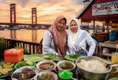 Bukan Rumah Makan Biasa! Warung Terapung di Palembang Ini Sajikan Pindang Lezat Berlatar Jembatan Ampera