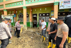 Kapolri Tinjau Pembersihan SD dan Masjid Terdampak Bencana di Aceh Tamiang