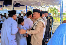 Penuh Khidmat! Bupati Joncik Muhammad Salat Idul Fitri Bersama Ribuan Warga Empat Lawang