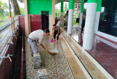 Personel Polres Lubuk Linggau Bersihkan Masjid Nurul Falah, Wujud Nyata Program BELIDA