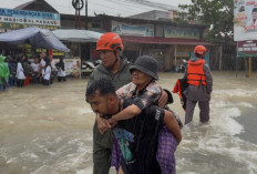 Evakuasi Warga Terdampak Banjir, 5 Tim SAR Brimob Polda Sumbar Diterjunkan ke Sejumlah Titik Parah di Padang
