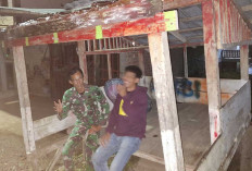 Tembus Guyuran Hujan Tengah Malam, Anggota Babinsa Koramil Tanjung Sakti Mendadak Datangi Pos Satkamling Warga