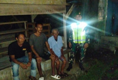 Jaga Lelap Tidur Warga, Babinsa Tebing Tinggi dan Petugas Ronda Kompak Patroli Masuk Gang Sempit