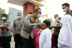 Mitigasi Dampak Asap Karhutla: Kapolda Sumsel Irjen Pol Sandi Nugroho Pimpin Pembagian Ribuan Masker Serentak