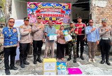 Air Mata Kakek 76 Tahun di Desa Karangan Pecah Saat Didatangi Rombongan Besar Polres Prabumulih