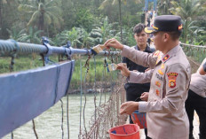 Akses Utama Lumpuh Akibat Lantai Jembatan Rapuh, Polres Lahat dan Warga Kompak Lakukan Perbaikan Swadaya