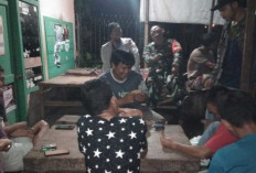 Momen Hangat Babinsa Lahat Jaga Pos Kamling di Malam Ramadan, Pastikan Warga Tidur Nyenyak