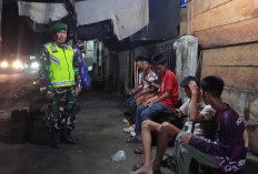 Gandeng Warga Sambangi Pos Satkamling, Babinsa Koramil Tebing Tinggi Patroli Keliling Kampung Cegah Kejahatan