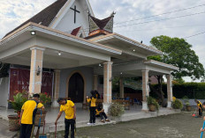 Sejuk! Personel Polda Sumsel Bersihkan Masjid dan Gereja Secara Serentak di Palembang