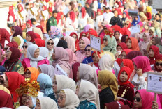 Pecahkan Rekor MURI Dunia! Ribuan Perempuan Sumsel Berparade Songket di Atas Jembatan Ampera