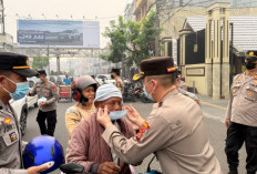 Kabut Asap Makin Pekat, Polres Lubuk Linggau Bagikan Masker Gratis