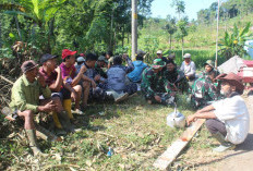 Tanpa Sekat! Hangatnya Momen Makan Siang Satgas TMMD Yon Arhanud 15/DBY dan Warga Desa Cukil