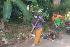 DLH Lubuk Linggau Tindak Cepat Aduan Warga, Sampah Liar di Jalan Kasie Dibersihkan