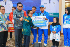 Bupati Muba Serahkan Langsung Bonus bagi Atlet Porprov dan Peparprov