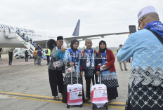Momen Haru di SMB II! Boeing 777-300ER Angkut 443 Jemaah Haji Kloter 1 Sumsel Menuju Tanah Suci