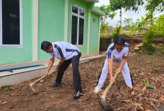 Kobarkan Semangat Pemasyarakatan, Jajaran Rutan Baturaja Kompak Hijaukan Lingkungan Kantor