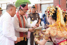 Disambut Tari Tanggai dan Tanjak, Kajati Sumsel Nurcahyo J.M. Tiba di Bumi Sriwijaya