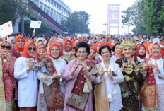 Pecah Rekor! Ribuan Perempuan Berkebaya Songket Padati Jembatan Ampera Saat CFD