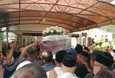 Tangis Pecah di Palembang! Ratusan Pelayat Sambut Kedatangan Jenazah Alex Noerdin